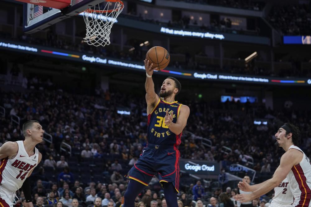 赛后接受采 赛后接受采